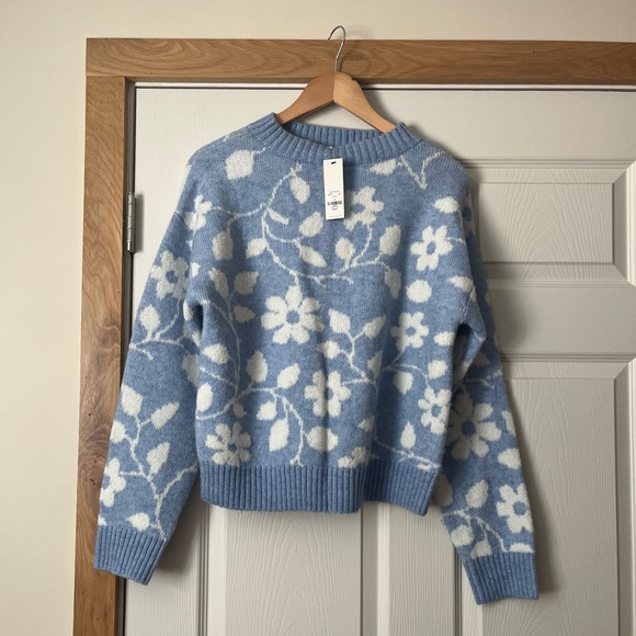 Francesca's Collections Sweaters - NWT’S 🏷️ Francesca’s Blue and White Sweater